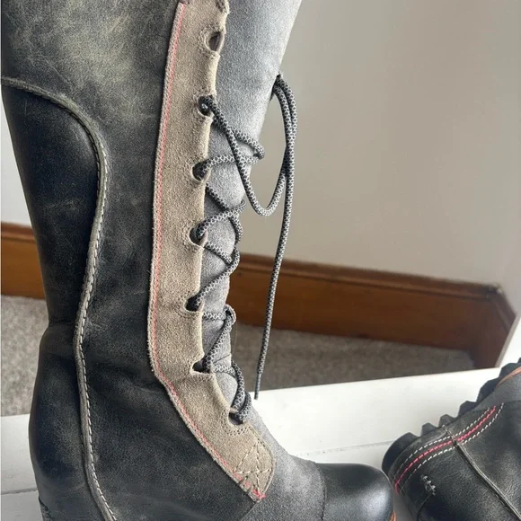 Sorel Gray and Black Lace-Up Women's Boots - Picture 8 of 9